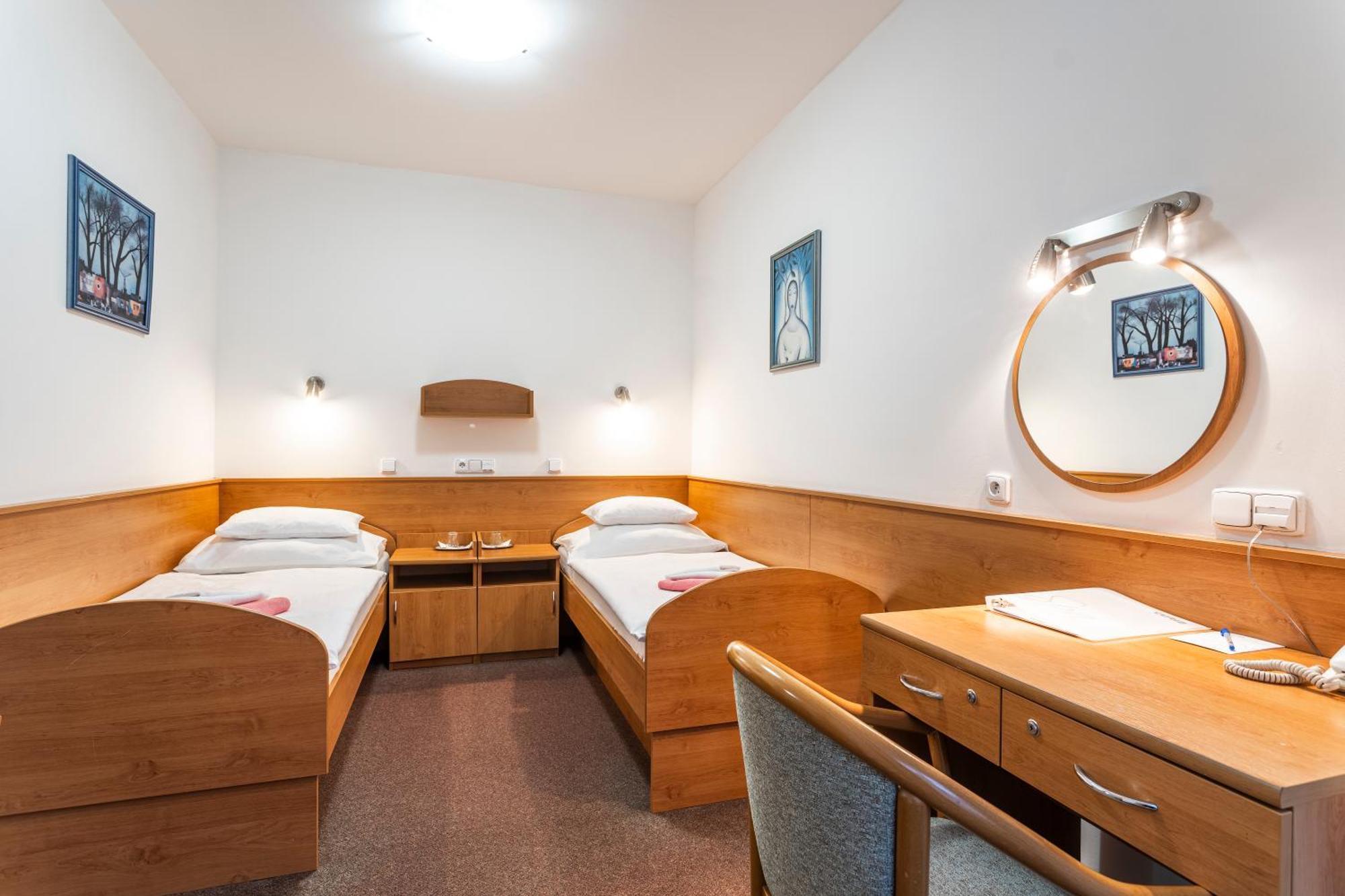 Hotel Luzice Яхимов Экстерьер фото