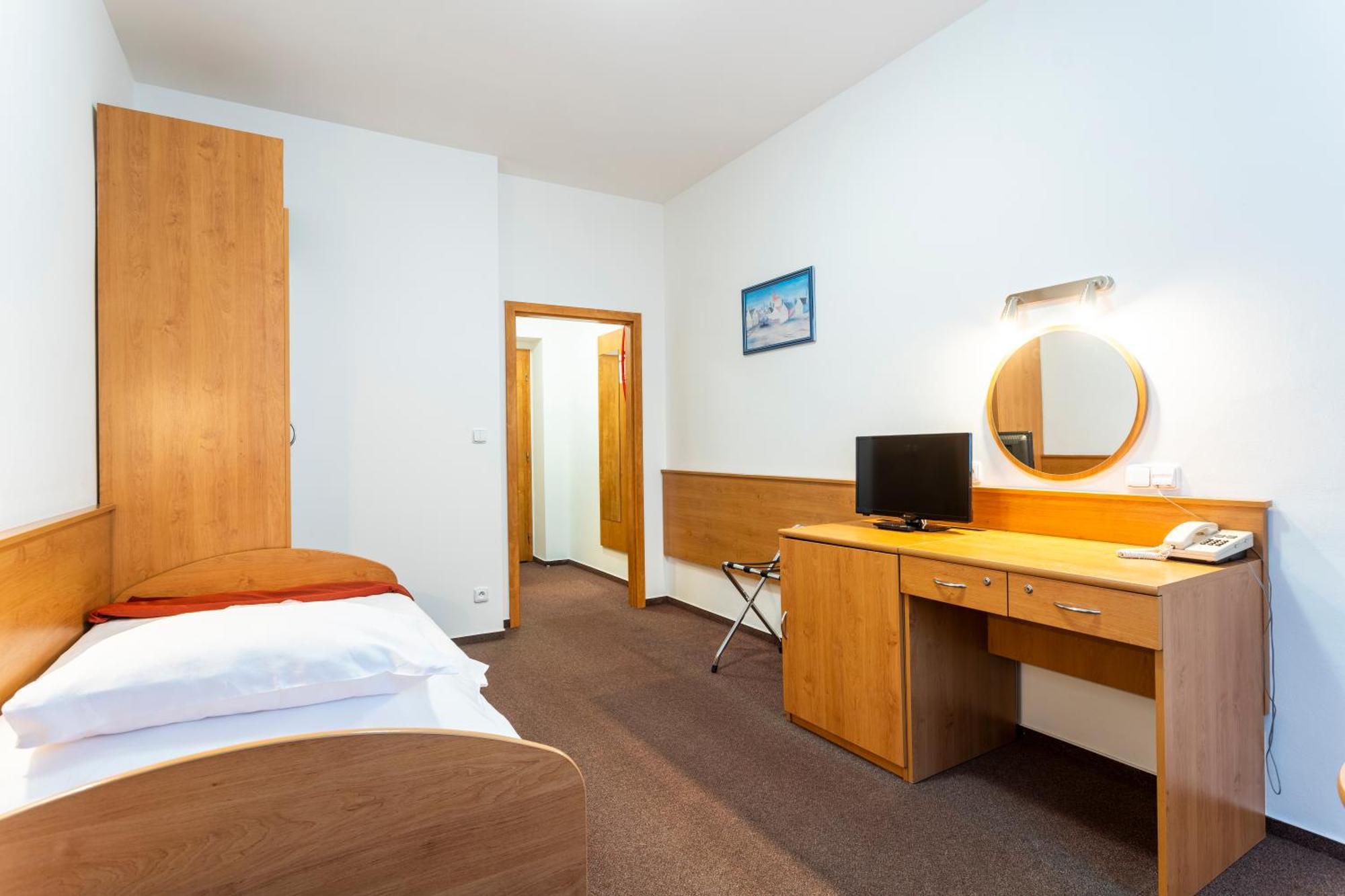 Hotel Luzice Яхимов Экстерьер фото