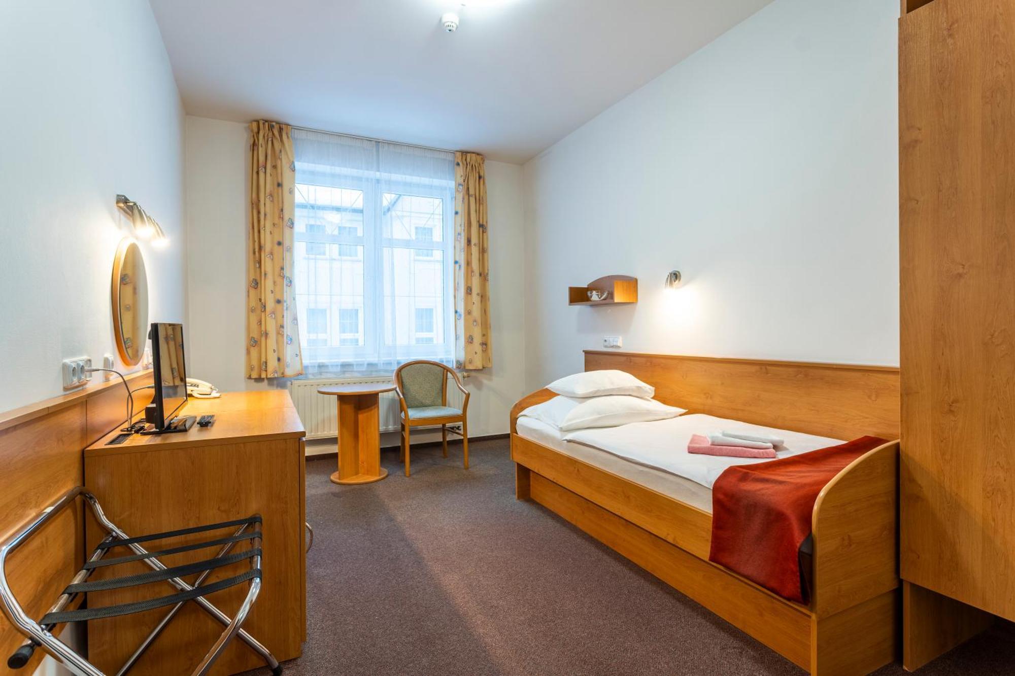 Hotel Luzice Яхимов Экстерьер фото